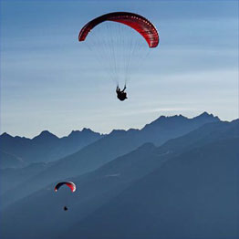 Carlo Arnold bei einem Abendflug in den Walliser Alpen.